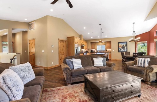Tahoe Paradise Cabina | Pet-Friendly 4BR | Hot Tub & Fireplace | Sleeps 8