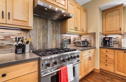 Tahoe Paradise Cabina | Pet-Friendly 4BR | Hot Tub & Fireplace | Sleeps 8