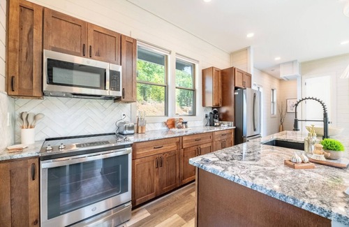 Sevierville Cabina | *Pet-friendly 4BD w/ POOL! Hot Tub + Near Lake!*