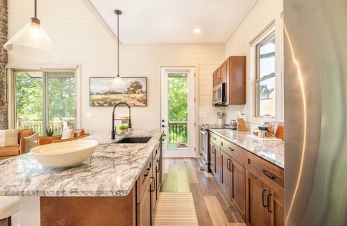 Sevierville Cabina | *Pet-friendly 4BD w/ POOL! Hot Tub + Near Lake!*