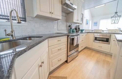 Avalon Casa | Pet Friendly, 5 Bedroom, 4 bath home close to the beach!