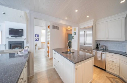 Avalon Casa | Pet Friendly, 5 Bedroom, 4 bath home close to the beach!