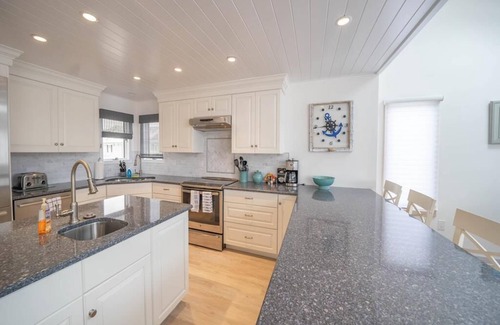 Avalon Casa | Pet Friendly, 5 Bedroom, 4 bath home close to the beach!