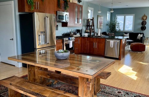Chestnut Hill Casa | Pet friendly, 5 min to downtown, gated parking for 3 cars