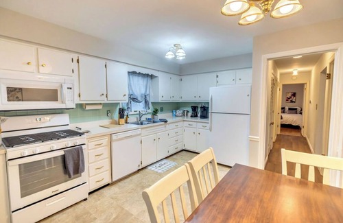 Decatur Casa | Spacious 5BR Lakeview Retreat~~Sleeps 14~~3,300 Sq. Ft.