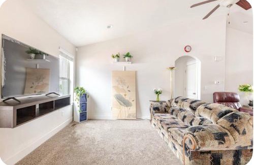 Salt Lake City Casa | Pet-Friendly 5BR Near Hospital & TRAX with Projector