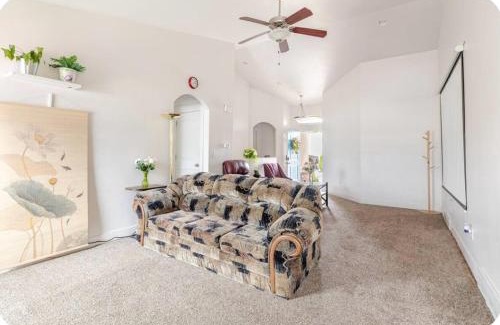 Salt Lake City Casa | Pet-Friendly 5BR Near Hospital & TRAX with Projector