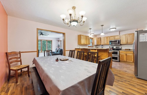 Lyndon Station Cabina | Dog-friendly 6-acre home, game room, deck, 5BR, sleeps 15 W/D, WI Dells 10min