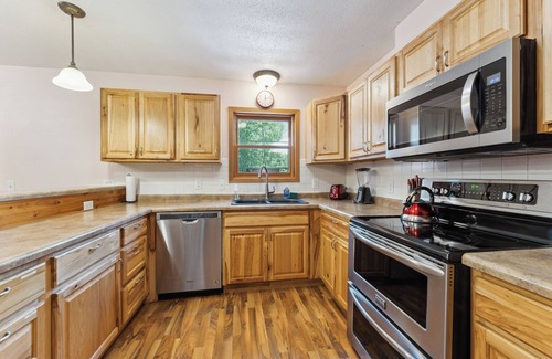 Lyndon Station Cabina | Dog-friendly 6-acre home, game room, deck, 5BR, sleeps 15 W/D, WI Dells 10min