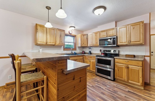 Lyndon Station Cabina | Dog-friendly 6-acre home, game room, deck, 5BR, sleeps 15 W/D, WI Dells 10min