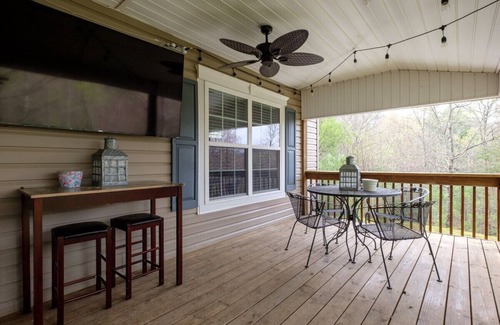 Brevard Casa | Pet friendly 8 min to Brevard - canoes & paddle board!