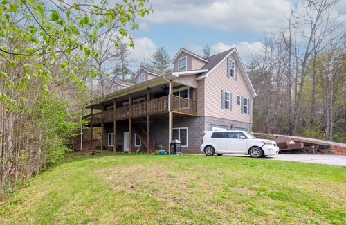 Brevard Casa | Pet friendly 8 min to Brevard - canoes & paddle board!