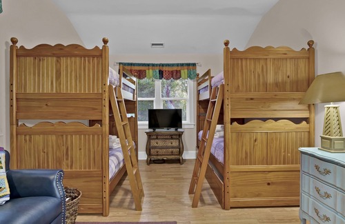 Southport Cabaña | PET FRIENDLY Adorable 3 bedroom/3 bath cottage in convenient island location.