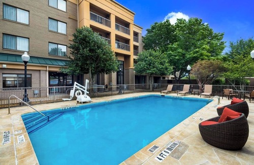 Richardson Hotel | Pet-Friendly Accommodation Near Quorum Park, Outdoor Pool, Free Parking!