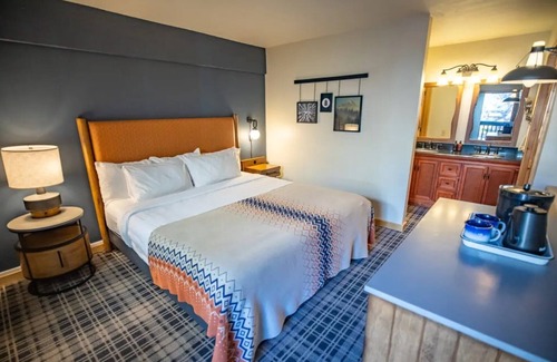 Mammoth Lakes Hotel | Pet-Friendly Alpine Chalet Near Restaurants, Live Music & Mammoth Skiing