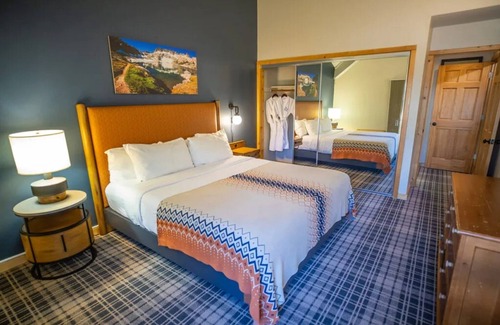 Mammoth Lakes Hotel | Pet-Friendly Alpine Chalet Near Restaurants, Live Music & Mammoth Skiing
