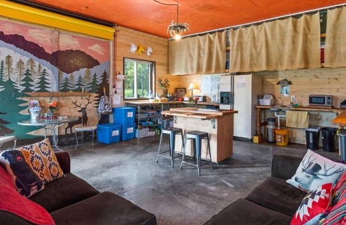 Missoula Cabina | Pet-friendly and Cozy "The Shed" with Garden Views + Hot Tub near Missoula