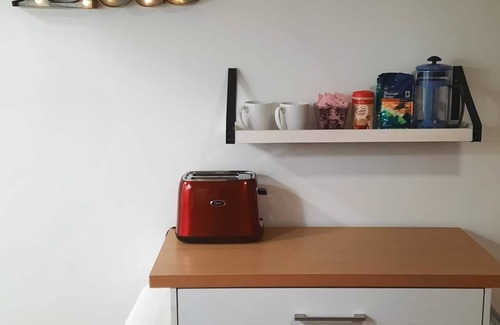 West New York Apartamento | Pet Friendly Apartment minutes from NYC!