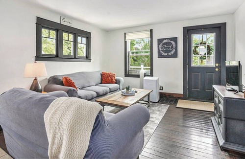 Creston Apartamento | Pet friendly apartment with primary suite with King bed plus a queen bedroom