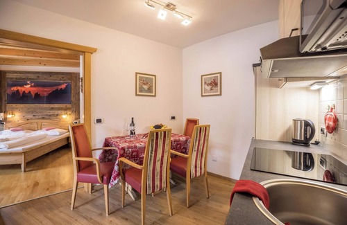Mareo Chalet De Esquí | Admite mascotas Apartamento "Villa Anita Pares" con vistas a la montaña, sauna, terraza y balcón