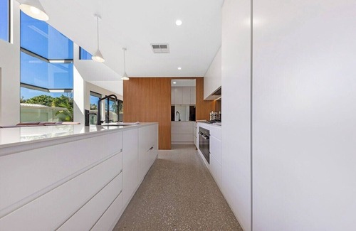 Buddina Casa | Pet friendly Luxury stay walk to beach & Heated Pool