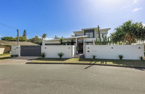 Buddina Casa | Pet friendly Luxury stay walk to beach & Heated Pool