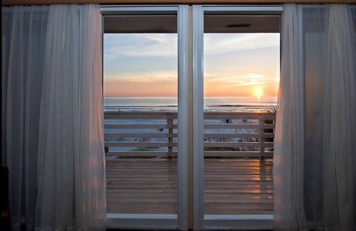 New Smyrna Beach Apartamento | Pet Friendly Direct Oceanfront Angel Inn the Sand - Gecko Unit Downstairs South