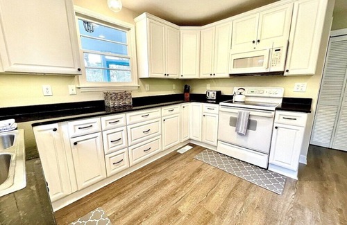 Isle of Palms Cabaña | Pet Friendly Beach Cottage | 3 Bedroom 1.5 Bath