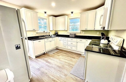 Isle of Palms Cabaña | Pet Friendly Beach Cottage | 3 Bedroom 1.5 Bath