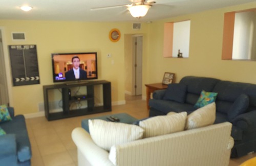 Ormond Beach Plaza Casa | Pet Friendly Beach House con piscina. La playa está a solo 1 minuto a pie.