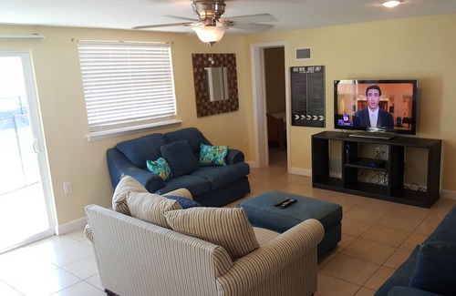Ormond Beach Plaza Casa | Pet Friendly Beach House con piscina. La playa está a solo 1 minuto a pie.