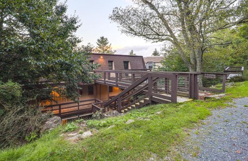 Beech Mountain Apartamento | Pet-Friendly Beech Mountain Condo Walk to Slopes!