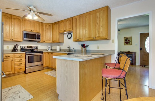 Ridgecrest Casa | Pet-Friendly Black Mountain Vacation Home w/ Deck