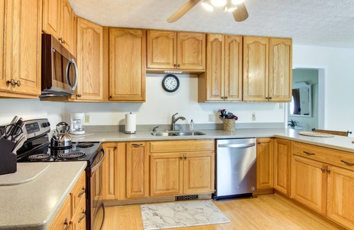 Ridgecrest Casa | Pet-Friendly Black Mountain Vacation Home w/ Deck