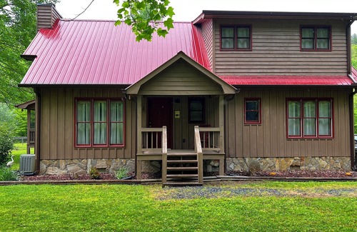 Suches Cabina | Pet Friendly Blue Ridge Mountain Cabin on the Toccoa River