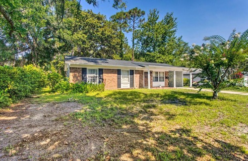 Country Club Estates Casa | Pet-Friendly Brunswick Retreat with Gas Grill!
