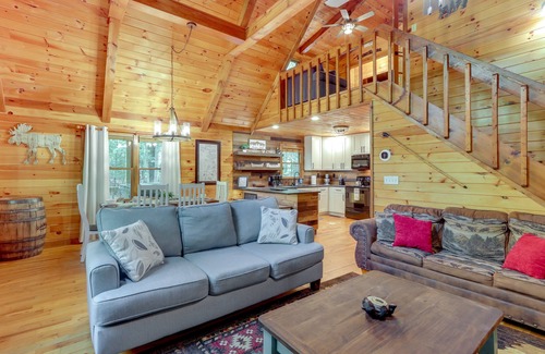 Mineral Bluff Cabina | Pet-Friendly Cabin w/ Hot Tub in Mineral Bluff!