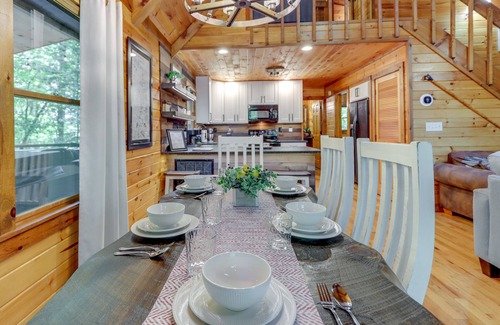 Mineral Bluff Cabina | Pet-Friendly Cabin w/ Hot Tub in Mineral Bluff!