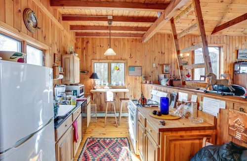 Athens Cabina | Pet-Friendly Cabin Overlooking Sleepy Hollow Lake