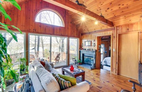 Athens Casa | Pet-Friendly Cabin Overlooking Sleepy Hollow Lake