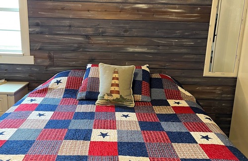 Russell County Cabina | Pet friendly cabin w/ bathroom, WiFi and Heat/AC in ART town Lucas. Lake nearby.
