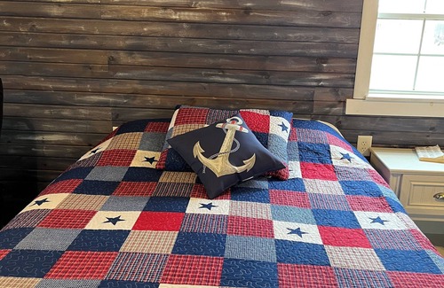 Russell County Cabina | Pet friendly cabin w/ bathroom, WiFi and Heat/AC in ART town Lucas. Lake nearby.