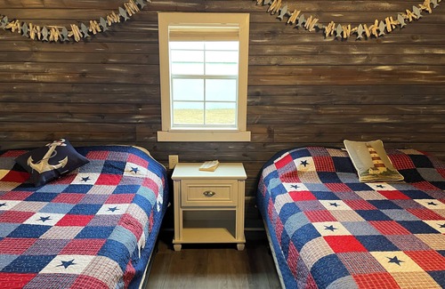 Russell County Cabina | Pet friendly cabin w/ bathroom, WiFi and Heat/AC in ART town Lucas. Lake nearby.