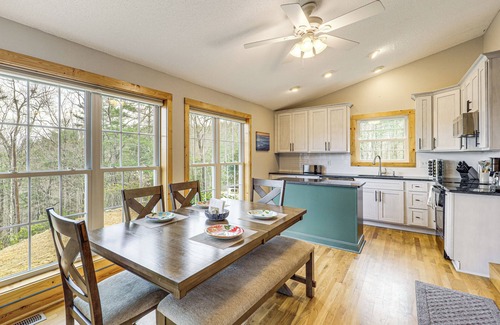 Purlear Cabina | Pet-Friendly Cabin w/ Hot Tub in North Carolina!