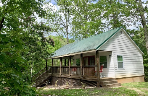 Dahlonega Cabina | Pet-friendly cabin with covered porch, King bed, and laptop friendly workspace