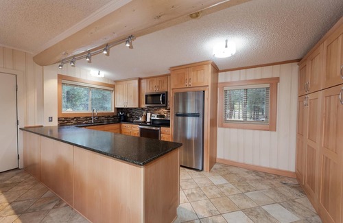 Purgatory Casa | Pet Friendly Cabin with Hot Tub Views, Deck, Fire Pit - 14 Minutes to Purg
