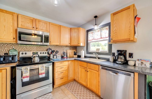 Canaan Casa | Pet-Friendly Canaan Home: Deck, Grill & Yard!