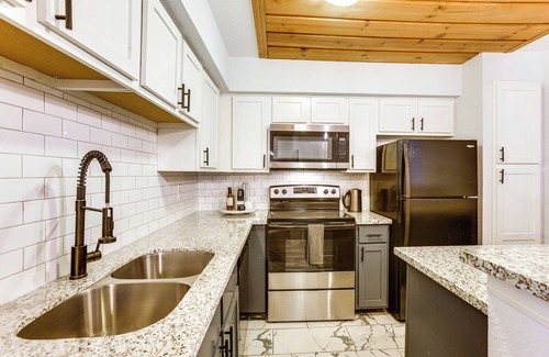 Bammel Condominio | Pet-Friendly Condo w/ Pool Access in Houston