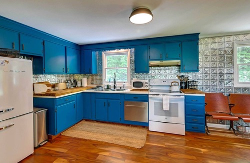 Marble Dale Cabina | Pet-Friendly Connecticut Cabin w/ Deck & Fire Pit!