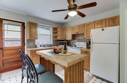 Hot Springs Casa | PET FRIENDLY COTTAGE 3.5 MILES FROM LAKE MOOMAW!
